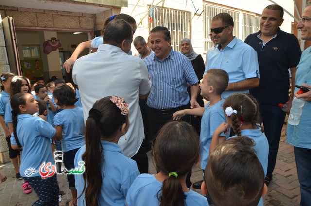 كفرقاسم- فيديو : رئيس البلدية عادل بدير والاستاذ وليد طه يفتتحون العام الدراسي باتقان وسط  فرحة عارمة للطلاب والاهالي 